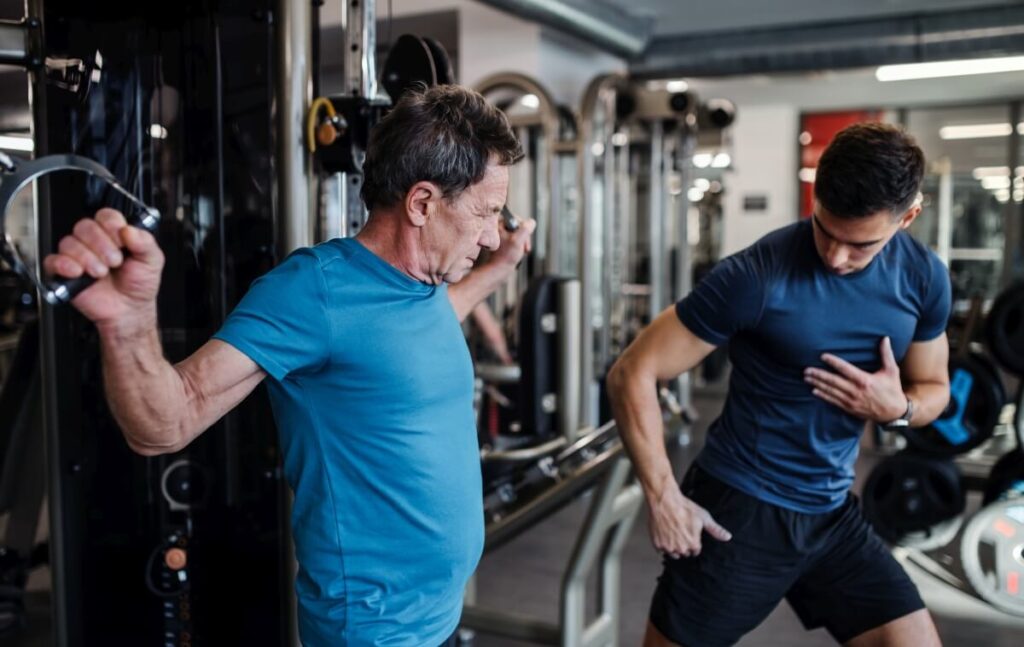 Trening dla mężczyzn w siłowni w Białymstoku.