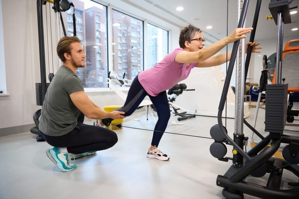 Trening dla początkujących w nowoczesnej siłowni w Białymstoku.